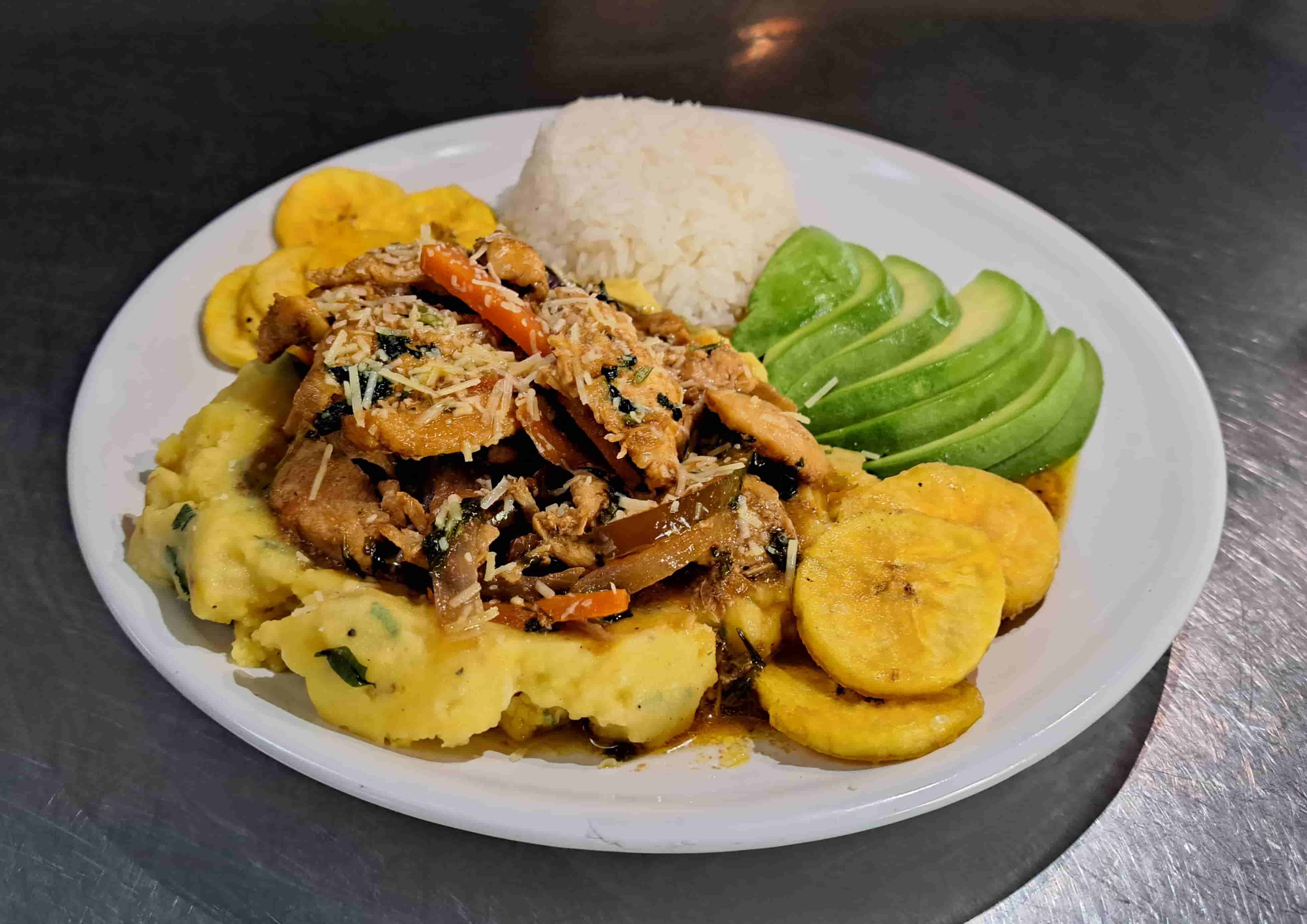 PECHUGA SALTEADA EN CAMA DE PURÉ DE PAPA