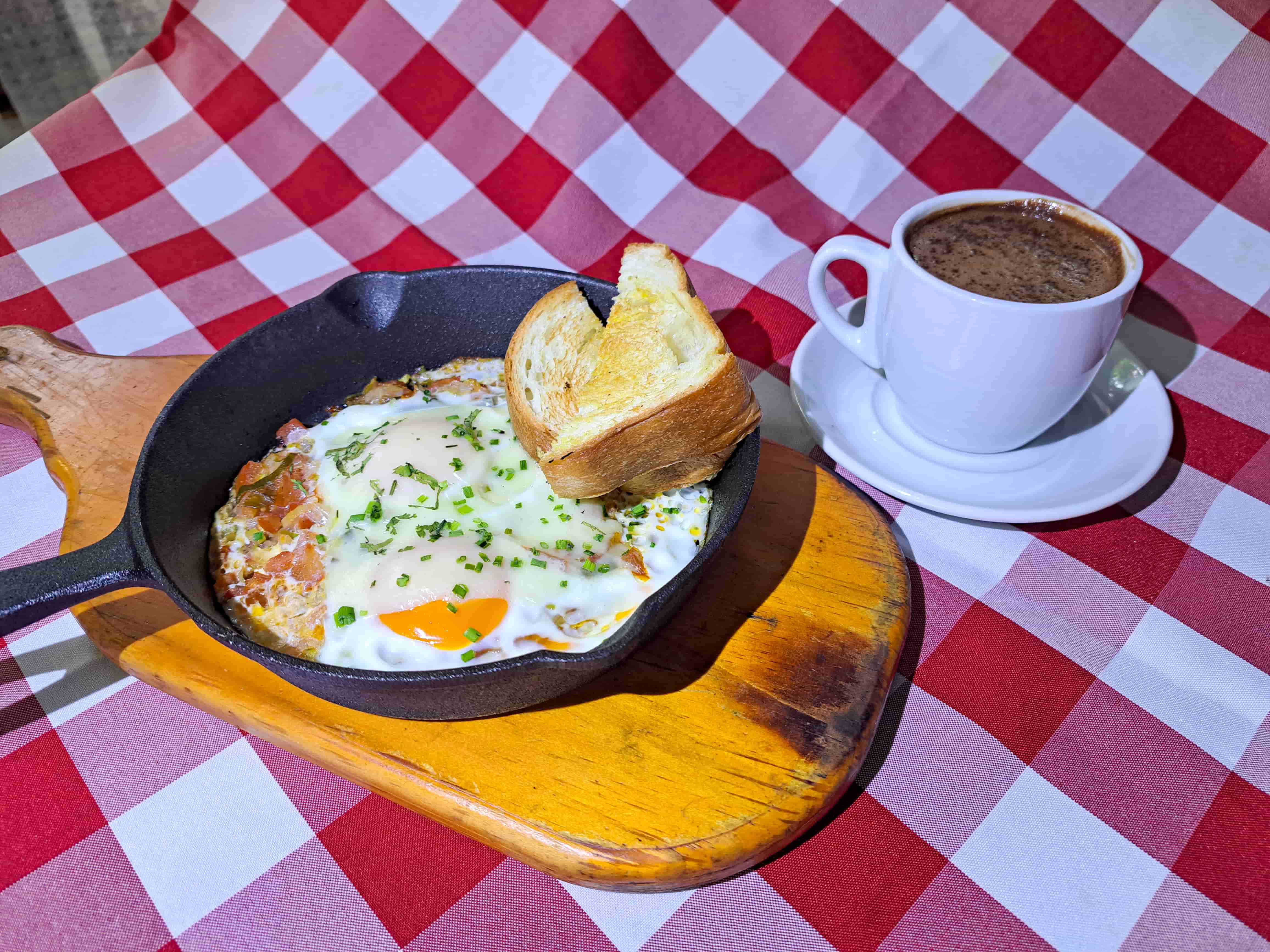 HUEVOS MONTI'S A LA CACEROLA