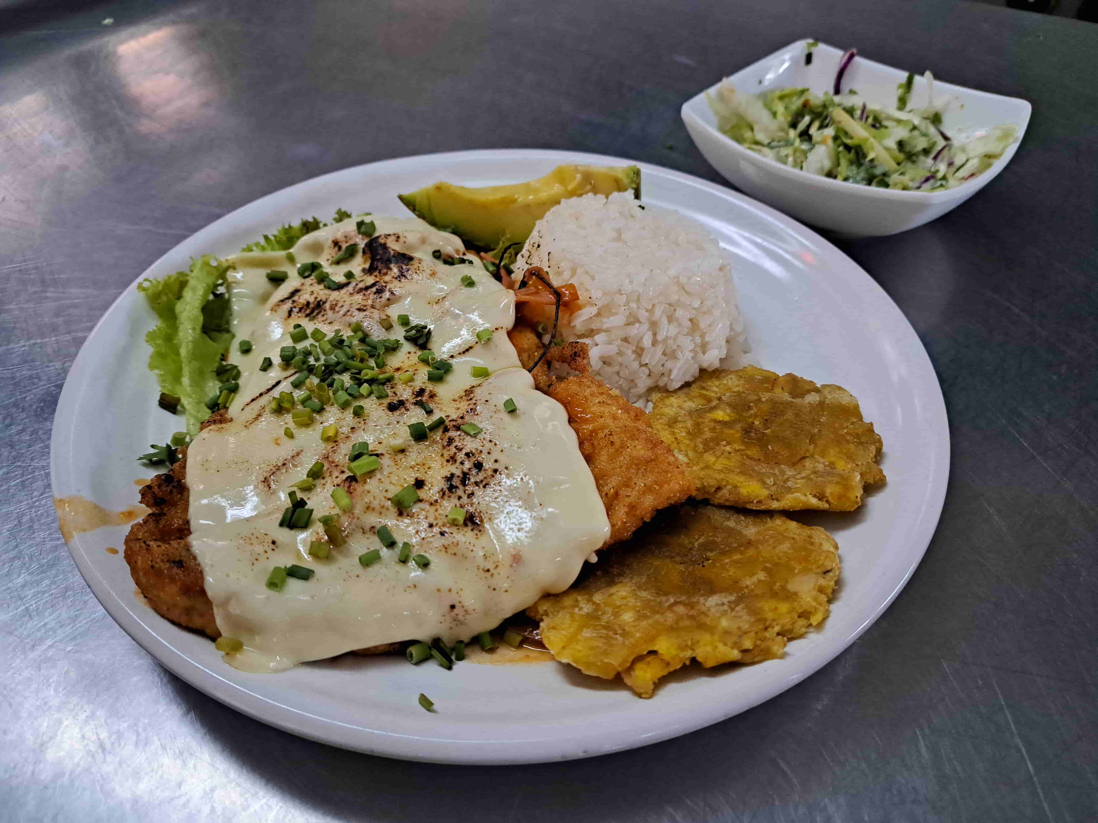 PECHUGA APANADA Y GRATINADA EN SALSA NAPOLITANA