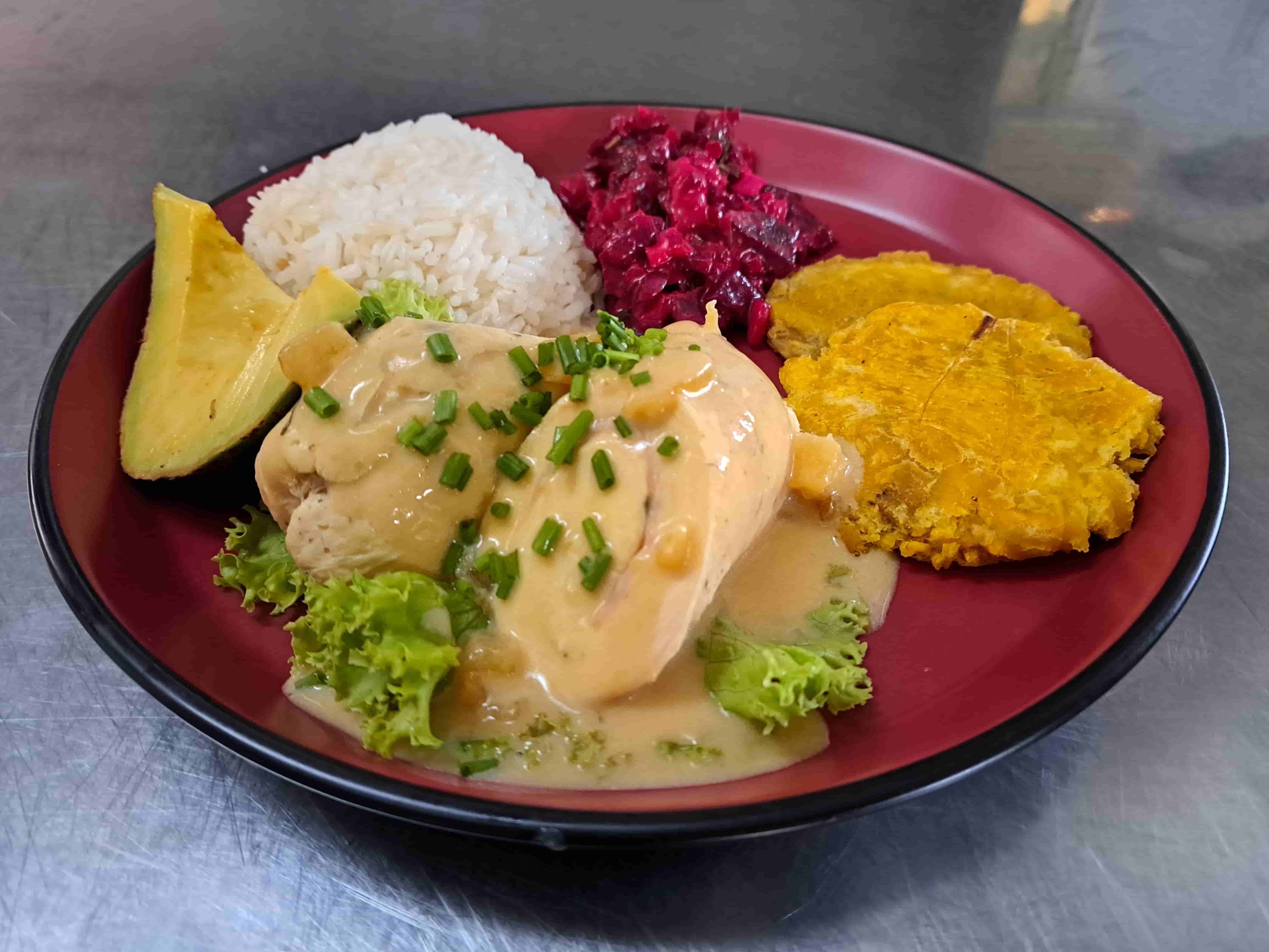 ROLLITOS DE PECHUGA EN SALSA DE LA CASA